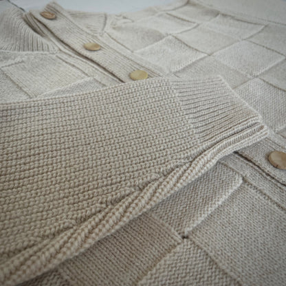 【ASEEDONCLÖUD】Okunensha cardigan（品番: 262803 / オフホワイト）厚みのある伝統的なケーブル編みの袖の詳細