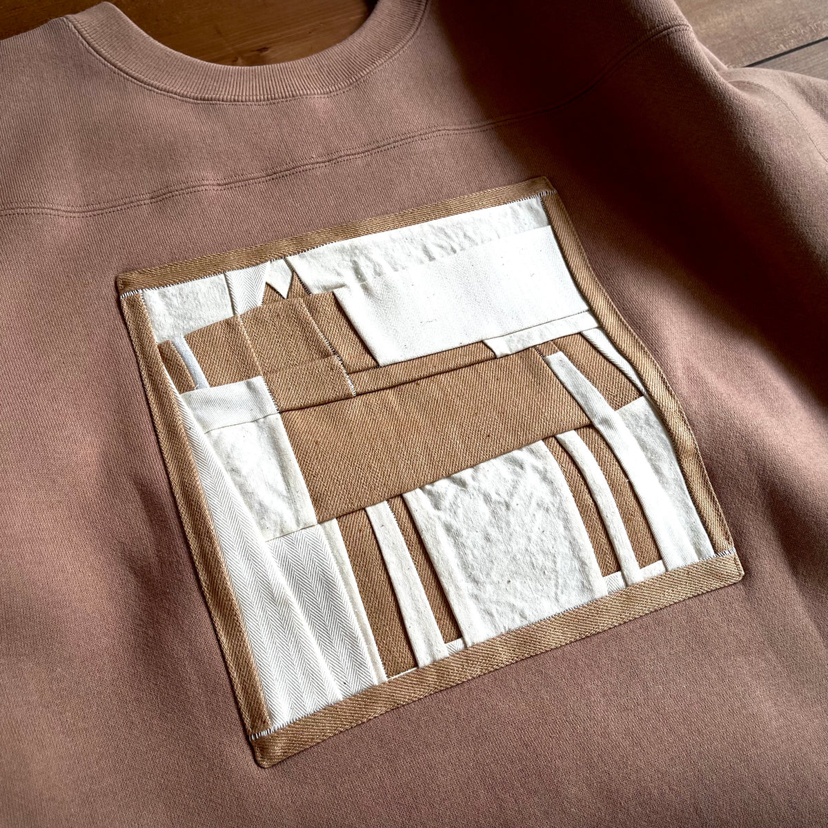 ASEEDONCLOUD okunensha sweatshirt (品番:262801) ピンク・正面馬柄パッチワークのディテールアップ画像