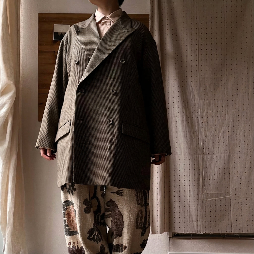 【ASEEDONCLÖUD】Railway uniform coat（品番: 262101 / グレイッシュベージュ）全体正面の着用コーディネート（モデル身長156cm）
