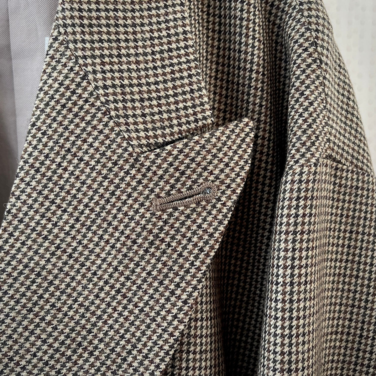 【ASEEDONCLÖUD】Railway uniform coat（品番: 262101 / グレイッシュベージュ）ラペルやフラワーホール、隠しポケットのディテール