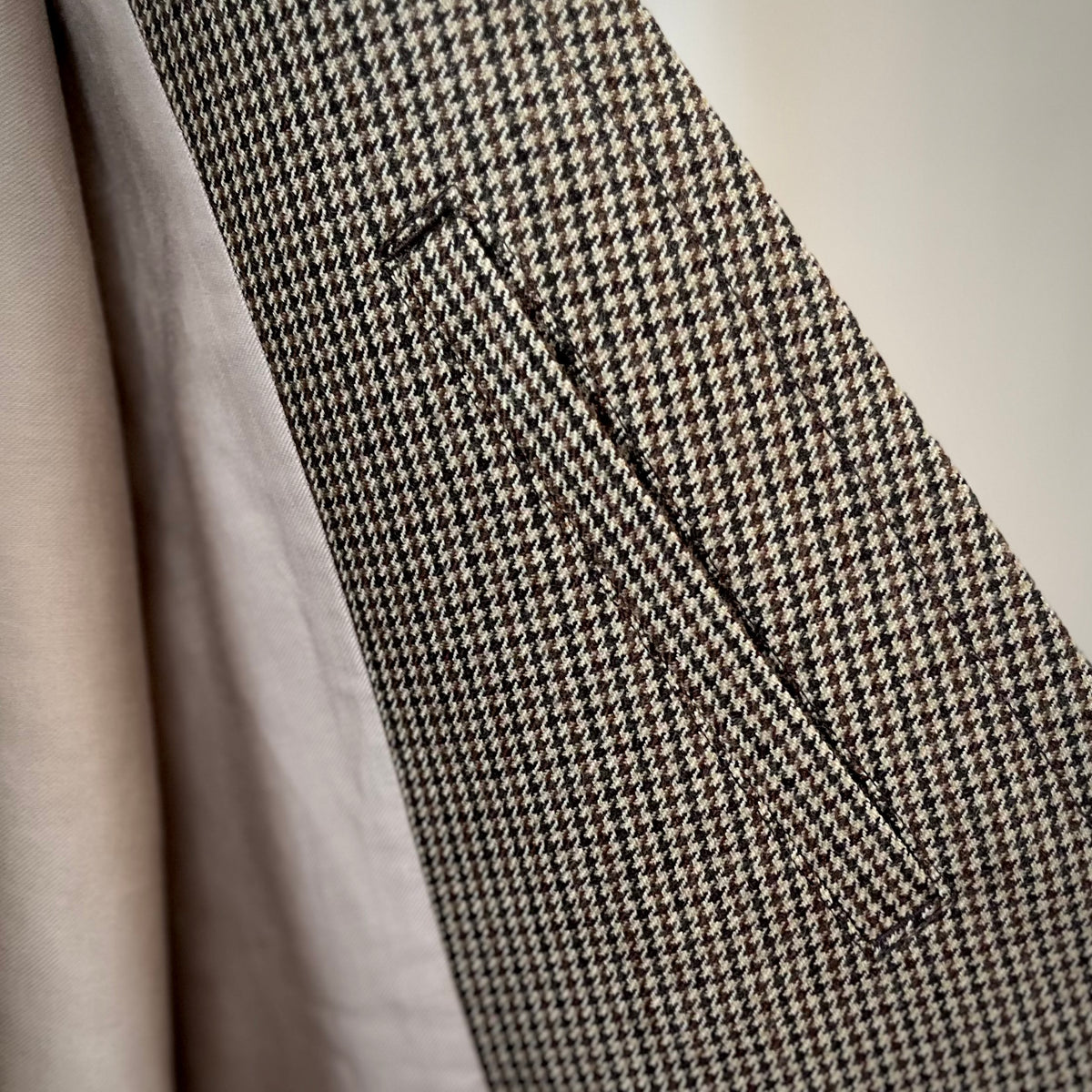 【ASEEDONCLÖUD】Railway uniform coat（品番: 262101 / グレイッシュベージュ）左側内ポケットのディテール