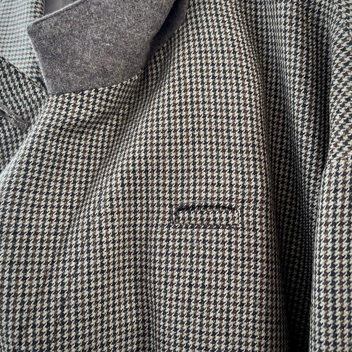 【ASEEDONCLÖUD】Railway uniform coat（品番: 262101 / グレイッシュベージュ）ペン差しや花入れとして使えるラペル裏の隠しポケットディテール