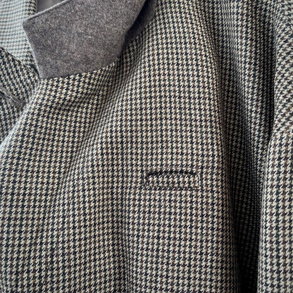 【ASEEDONCLÖUD】Railway uniform coat（品番: 262101 / グレイッシュベージュ）ペン差しや花入れとして使えるラペル裏の隠しポケットディテール