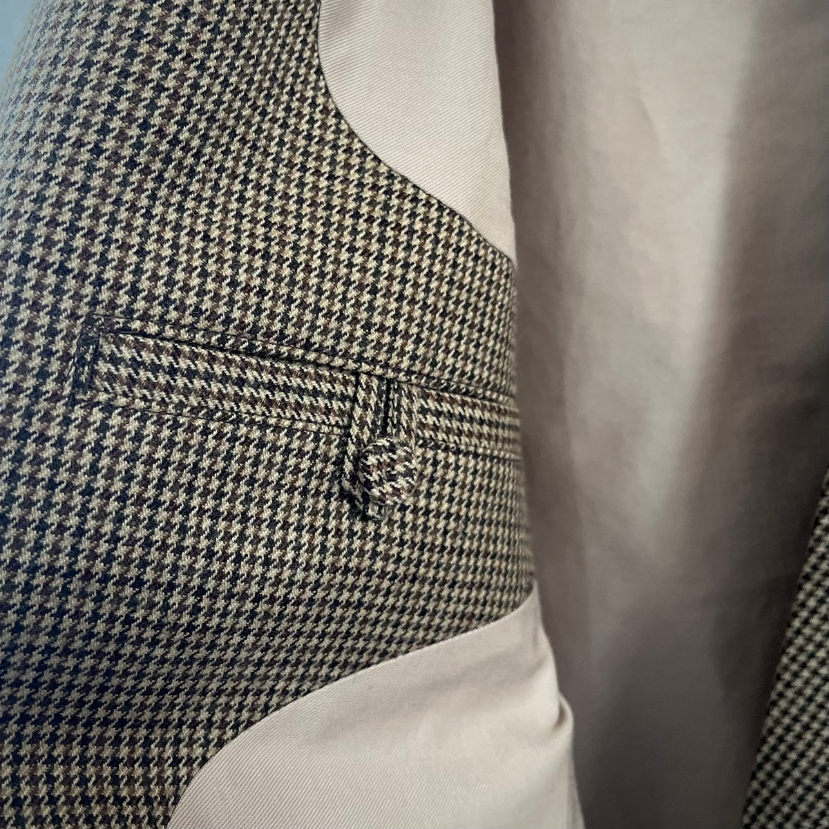【ASEEDONCLÖUD】Railway uniform coat（品番: 262101 / グレイッシュベージュ）時刻表などを忍ばせられる右側内ポケットのディテール