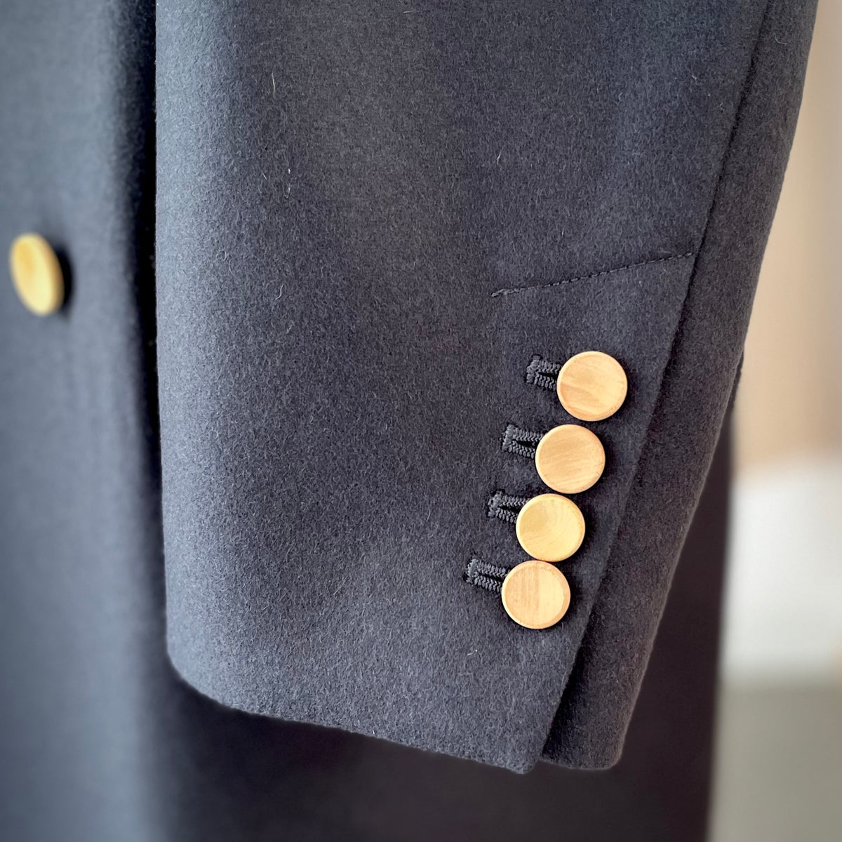 【ASEEDONCLÖUD】Railway uniform coat（品番: 262102 / グレー・メルトン）袖口のデザインと木製ボタンのディテール