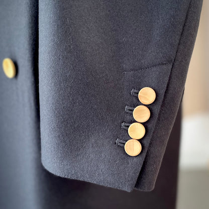 【ASEEDONCLÖUD】Railway uniform coat（品番: 262102 / グレー・メルトン）袖口のデザインと木製ボタンのディテール