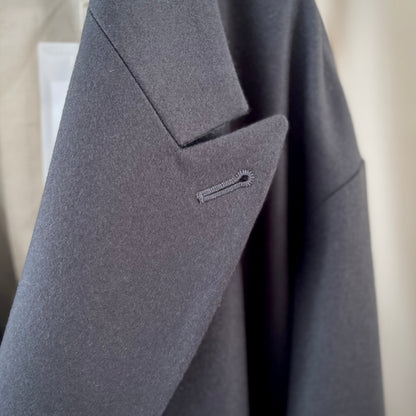 【ASEEDONCLÖUD】Railway uniform coat（品番: 262102 / グレー・メルトン）ラペルやフラワーホールのディテール