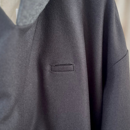 【ASEEDONCLÖUD】Railway uniform coat（品番: 262102 / グレー・メルトン）ペン差しや花入れとして使えるラペル裏の隠しポケットディテール