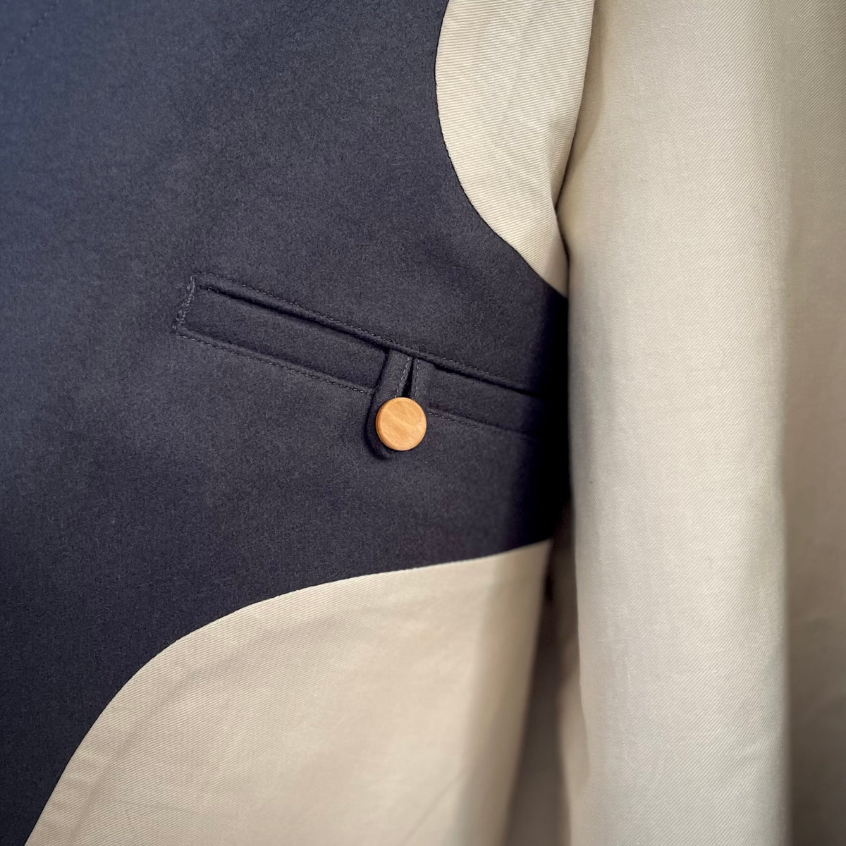【ASEEDONCLÖUD】Railway uniform coat（品番: 262102 / グレー・メルトン）時刻表などを忍ばせられる右側内ポケットのディテール