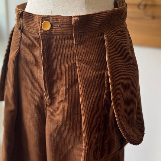 【ASEEDONCLÖUD】Railway uniform trousers（品番: 262502 / ブラウン）フロントボタンとウエストまわりのディテールサムネイル