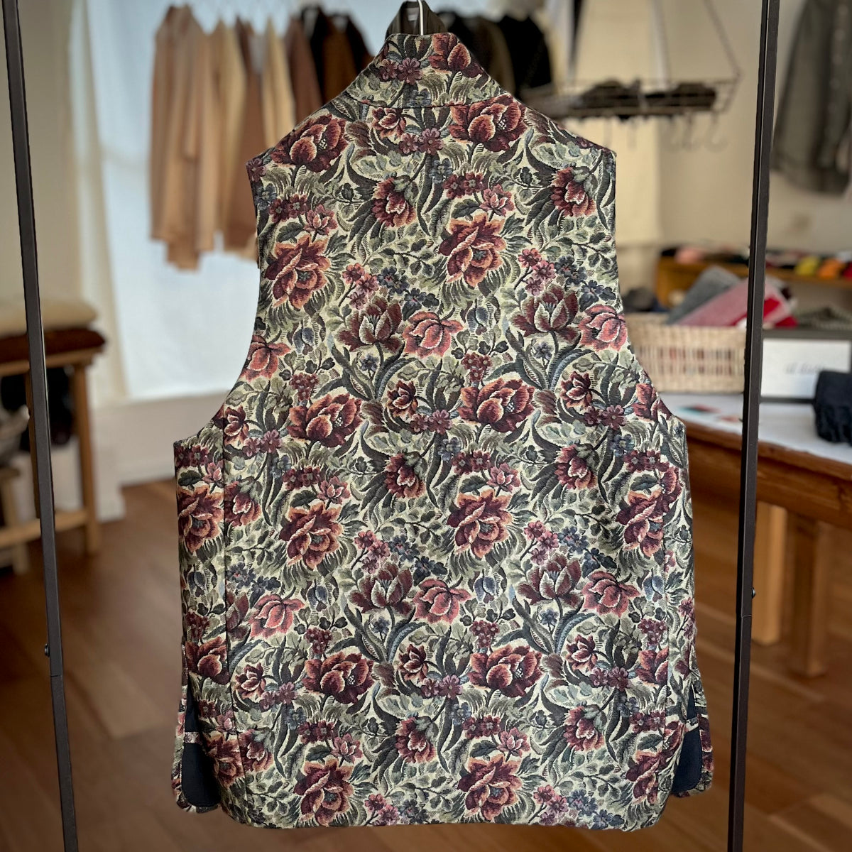 【ASEEDONCLÖUD】Railway waistcoat（品番: 262702 / train seat pattern）全体背面のシルエットと花柄のディテール