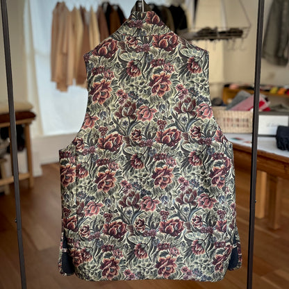 【ASEEDONCLÖUD】Railway waistcoat（品番: 262702 / train seat pattern）全体背面のシルエットと花柄のディテール