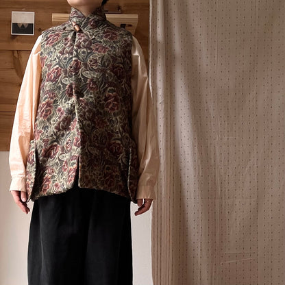 【ASEEDONCLÖUD】Railway waistcoat（品番: 262702 / train seat pattern）全体正面の着用コーディネートシルエット