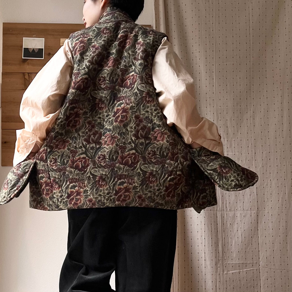 【ASEEDONCLÖUD】Railway waistcoat（品番: 262702 / train seat pattern）ミトンポケットが引き立つ着用コーディネートシルエット