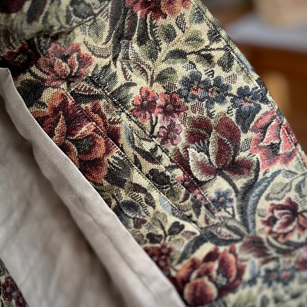 【ASEEDONCLÖUD】Railway waistcoat（品番: 262702 / train seat pattern）内側胸ポケットの仕立てとディテールの詳細