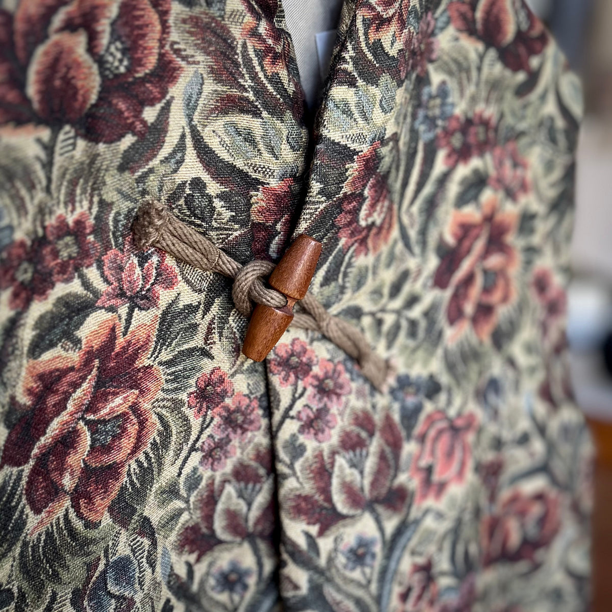 【ASEEDONCLÖUD】Railway waistcoat（品番: 262702 / train seat pattern）首元をきつめに閉めるトグルボタンのディテール拡大