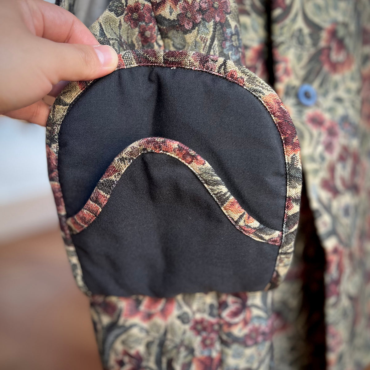 【ASEEDONCLÖUD】Railway waistcoat（品番: 262702 / train seat pattern）ポケット裏側の仕立てとディテールの詳細