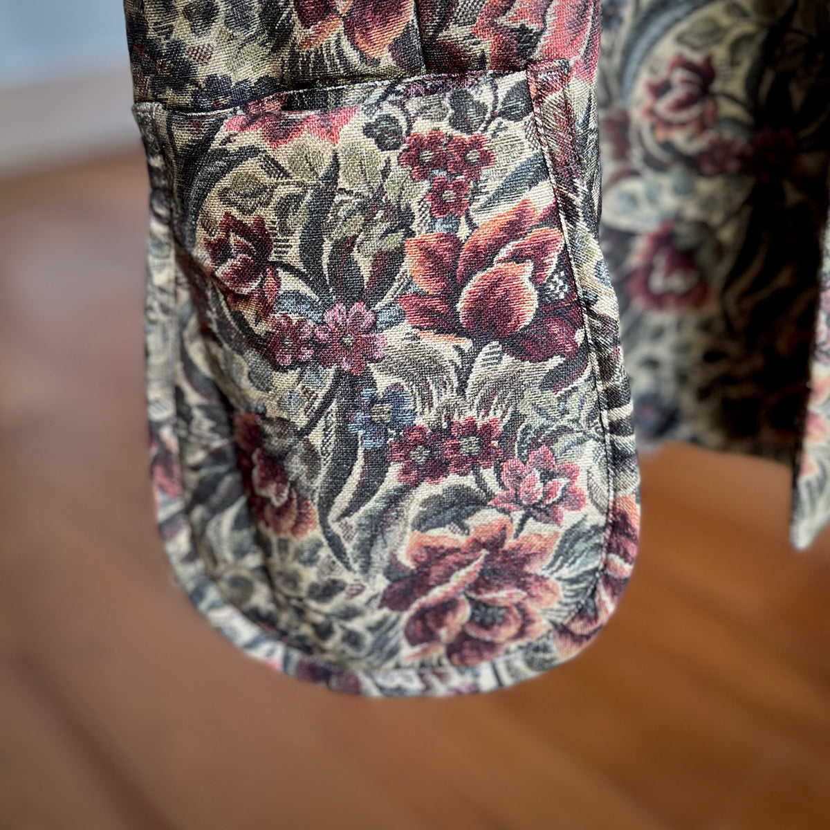 【ASEEDONCLÖUD】Railway waistcoat（品番: 262702 / train seat pattern）手がすっぽり入るミトン状ポケットの詳細