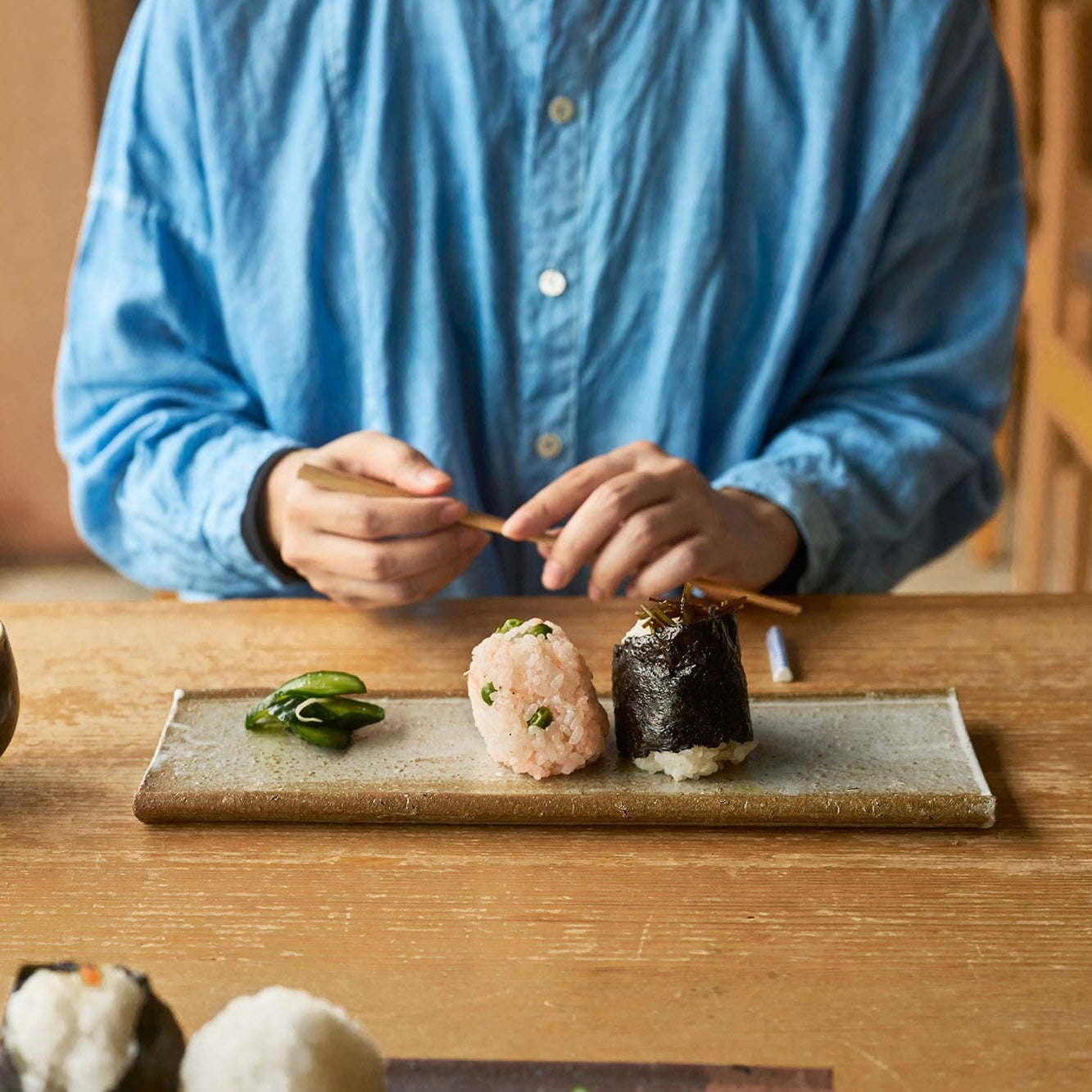 越前瓦器 小皿 106 赤瓦（福井県の瓦素材を使った国産の食卓用陶器・食器）の料理の盛り付けがわかる使用イメージ画像