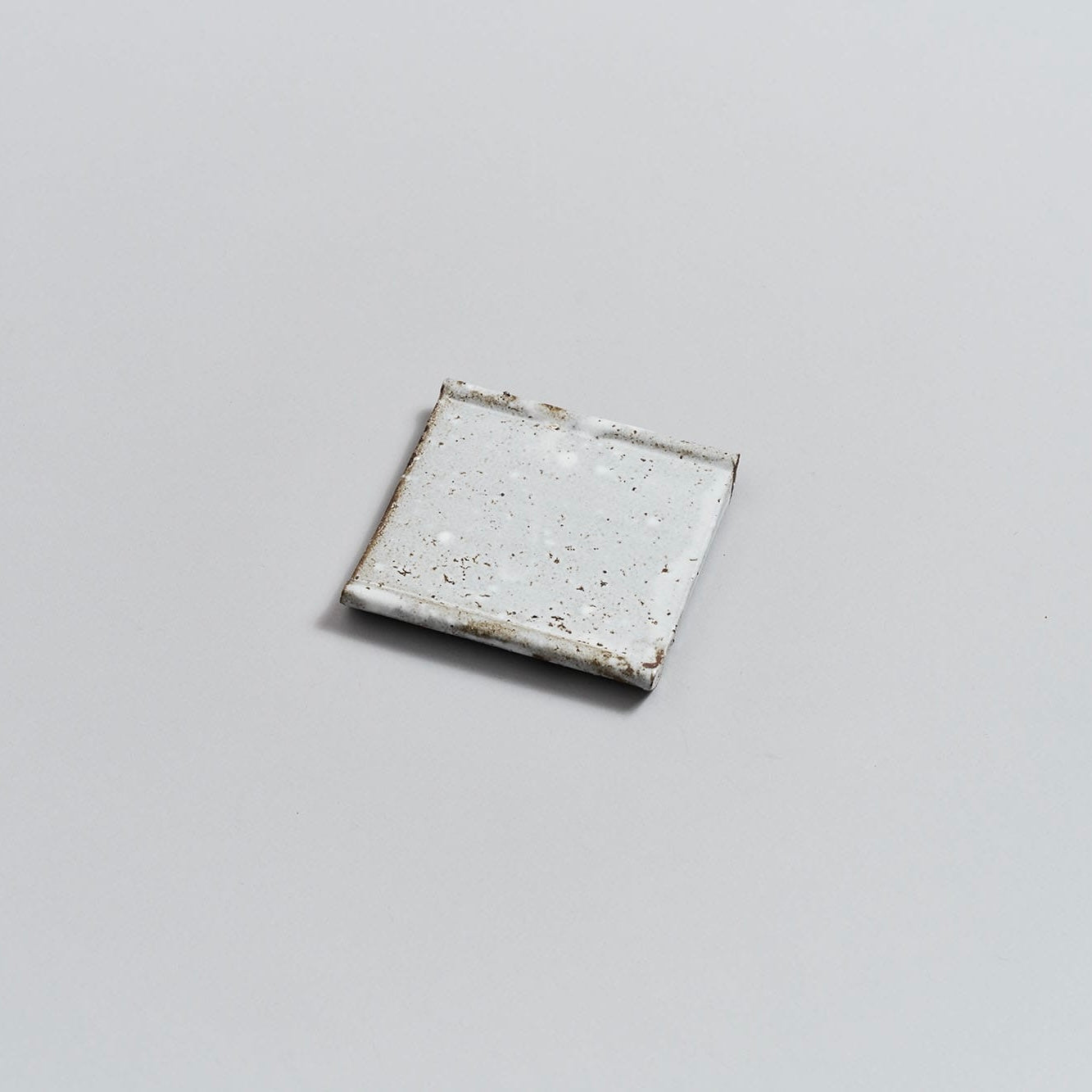 越前瓦器 小皿 106 白釉（福井県の瓦素材を使った国産の食卓用陶器・食器の正角皿）の正面表からの全体写真