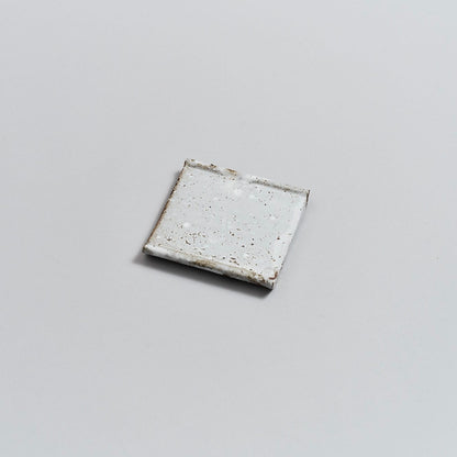 越前瓦器 小皿 106 白釉（福井県の瓦素材を使った国産の食卓用陶器・食器の正角皿）の正面表からの全体写真