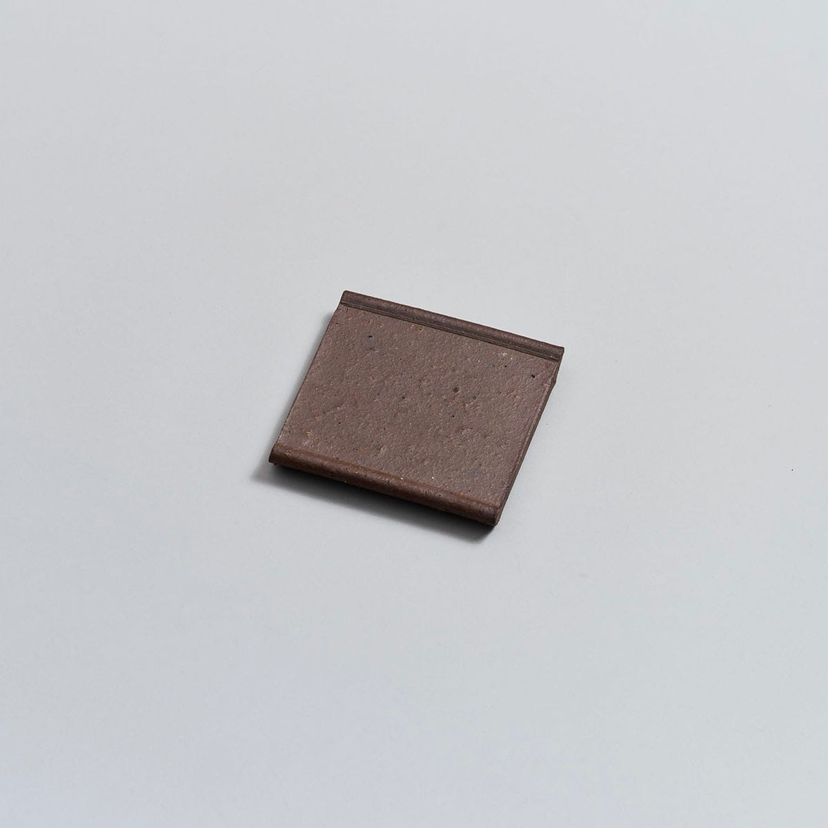 越前瓦器 小皿 106 焼締（福井県の瓦素材を使った国産の食卓用陶器・食器の正角皿）の正面表からの全体写真