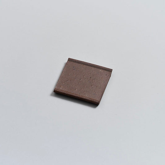 越前瓦器 小皿 106 焼締（福井県の瓦素材を使った国産の食卓用陶器・食器の正角皿）の正面表からの全体写真