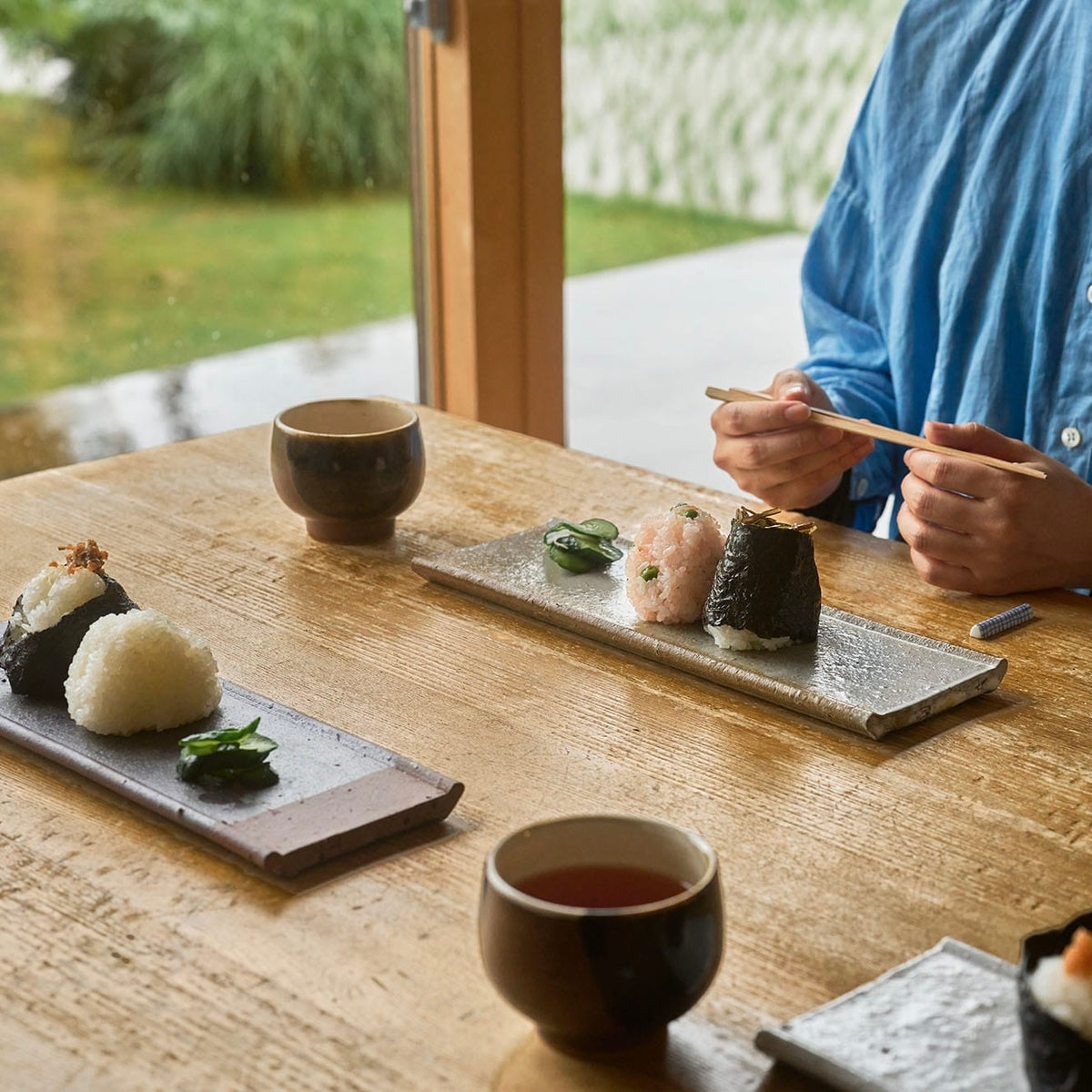 越前瓦器 小皿 106 焼締（福井県の瓦素材を使った国産の食卓用陶器・食器の正角皿）の料理の盛り付けがわかる使用イメージ画像