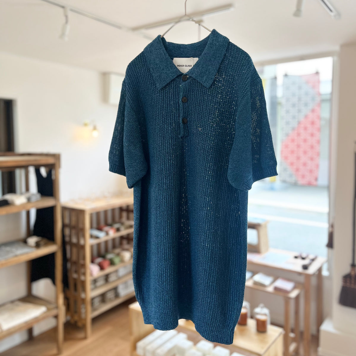 INDIGO CLASSIC × Rinascente 天然藍染 和紙ニットポロシャツ Washi Polo Lightカラー（コットン・レーヨン・和紙ブレンドの通気性に優れた国産サマーニット）の正面からの全体写真