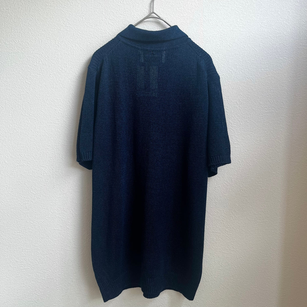 INDIGO CLASSIC × Rinascente 天然藍染 和紙ニットポロシャツ Washi Polo Deepカラー（コットン・レーヨン・和紙ブレンドの通気性に優れた国産サマーニット）の背面からの全体写真