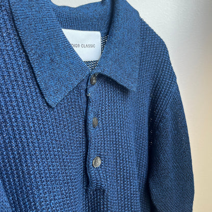 INDIGO CLASSIC × Rinascente 天然藍染 和紙ニットポロシャツ Washi Polo Deepカラーの襟元と前立てボタンのディテール写真