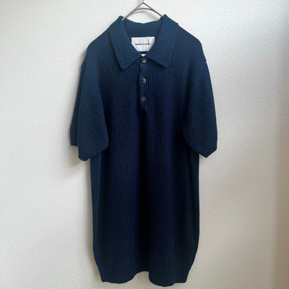 INDIGO CLASSIC × Rinascente 天然藍染 和紙ニットポロシャツ Washi Polo Deepカラー（コットン・レーヨン・和紙ブレンドの通気性に優れた国産サマーニット）の正面からの全体写真（別アングル）