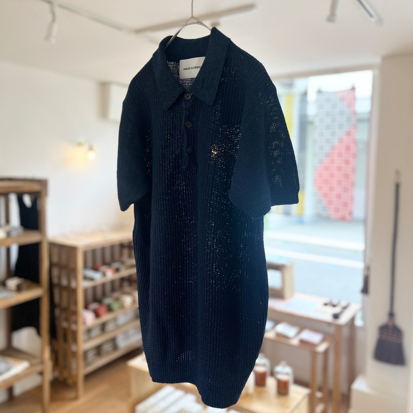 INDIGO CLASSIC × Rinascente 天然藍染 和紙ニットポロシャツ Washi Polo Deepカラー（コットン・レーヨン・和紙ブレンドの通気性に優れた国産サマーニット）の正面からの全体写真