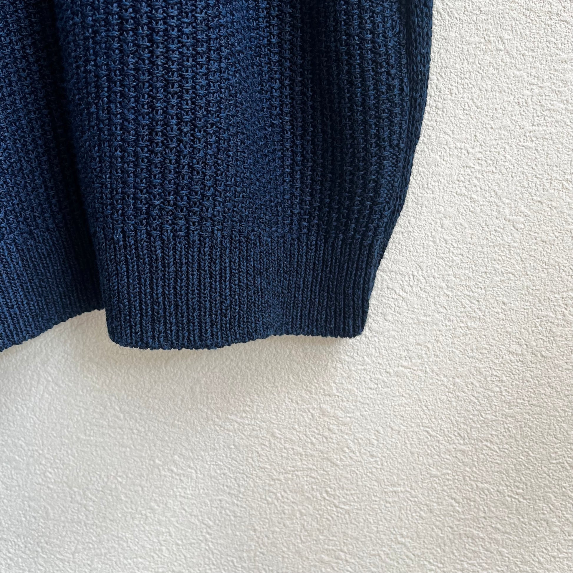 INDIGO CLASSIC × Rinascente 天然藍染 和紙ニットポロシャツ Washi Polo Deepカラーの裾と着丈のディテール写真