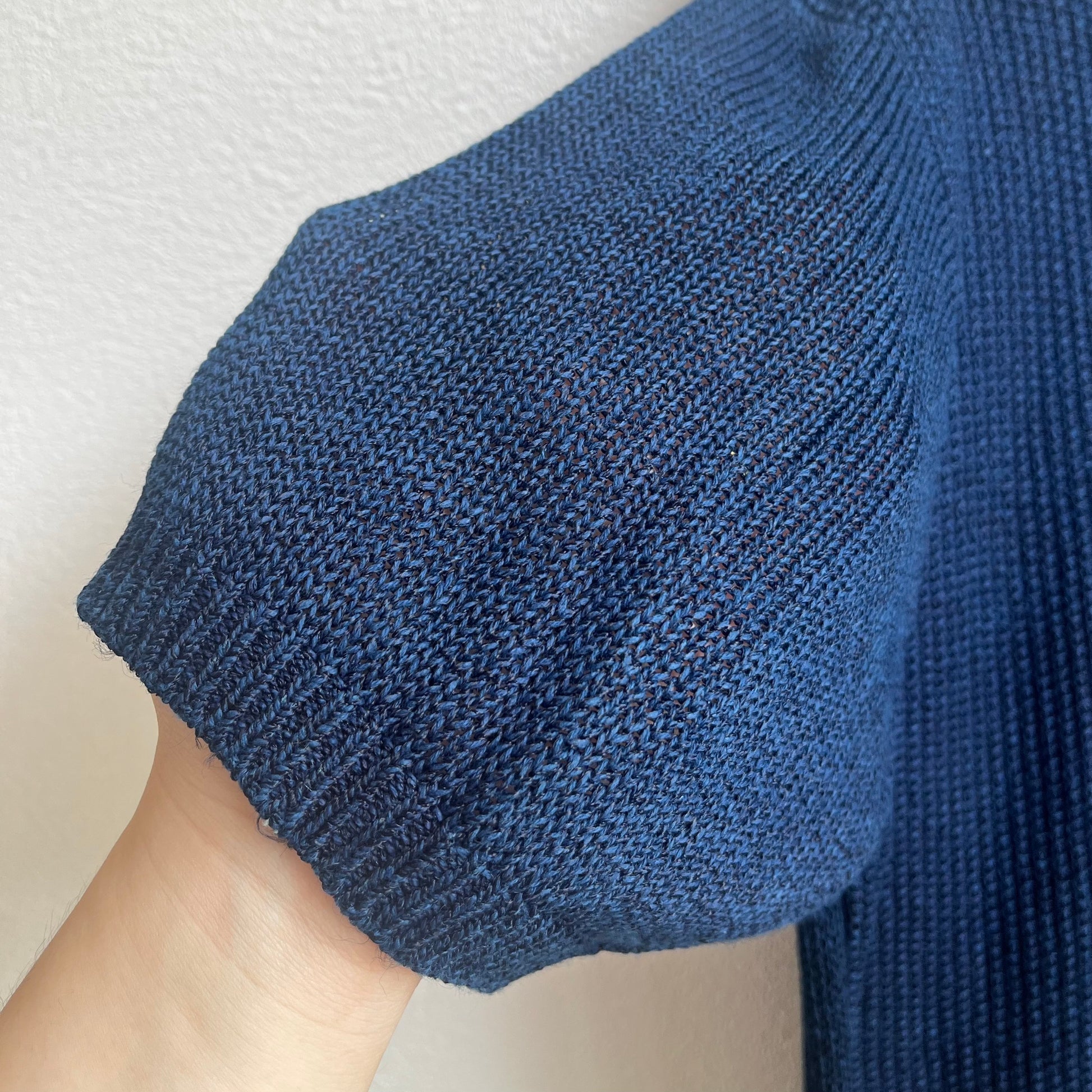 INDIGO CLASSIC × Rinascente 天然藍染 和紙ニットポロシャツ Washi Polo Deepカラーの袖口ディテール（着用時のアップ）の写真