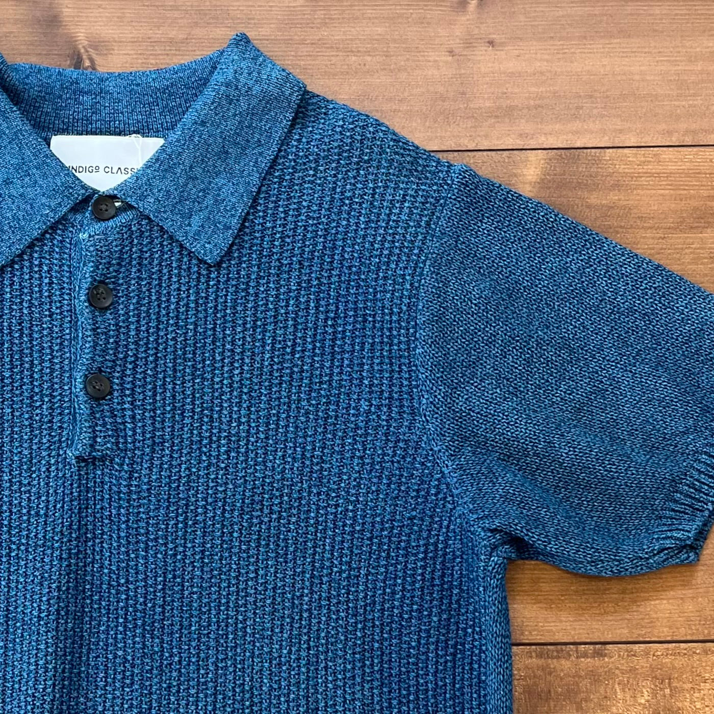 INDIGO CLASSIC × Rinascente 天然藍染 和紙ニットポロシャツ Washi Polo Lightカラーの襟元と袖口のディテール写真